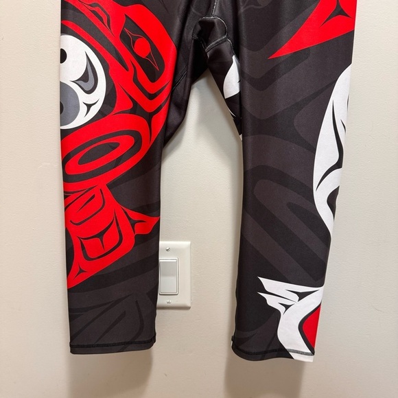 Nominou Eagle & Raven Yin Yang Capri Leggings Size Medium First Nations Native - Picture 9 of 9